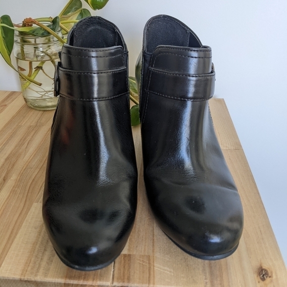 MOOTSIES Tootsies Black Wedge Booties with Buckles 8 - Picture 3 of 9